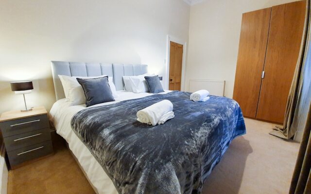 Linburn House Apartment