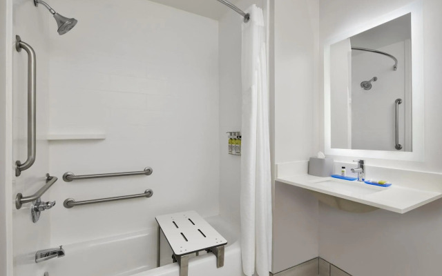 Holiday Inn Express Pensacola West - Navy Base by IHG