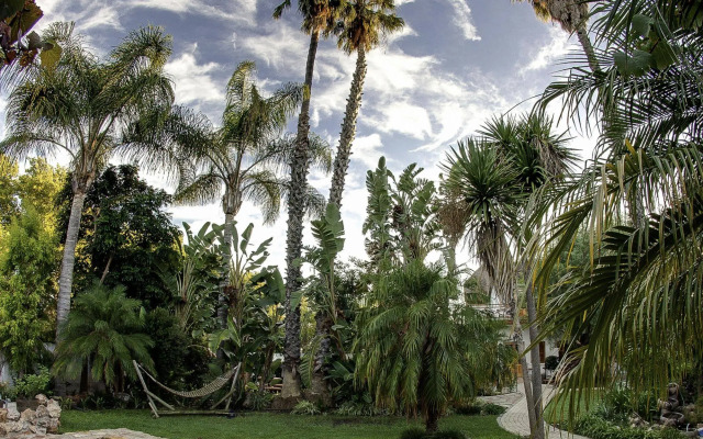 GUBAS DE HOEK meet eat sleep