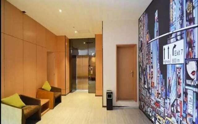 IU Hotel Zhengzhou Xinzheng Sias International University Branch