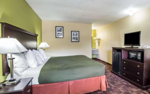 Econo Lodge Biltmore