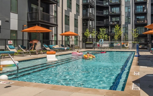 FRONTDESK Main & Clay Apts Butcḣertown Louisville