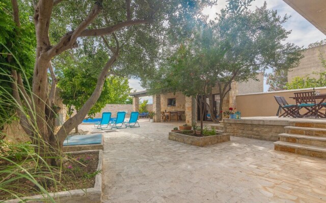 Awesome Home in Betina With Wifi, Outdoor Swimming Pool and Jacuzzi