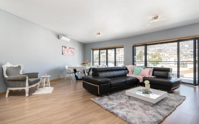 Luxurious Apartment Funchal - Casa Valentina - Rent2U, Lda