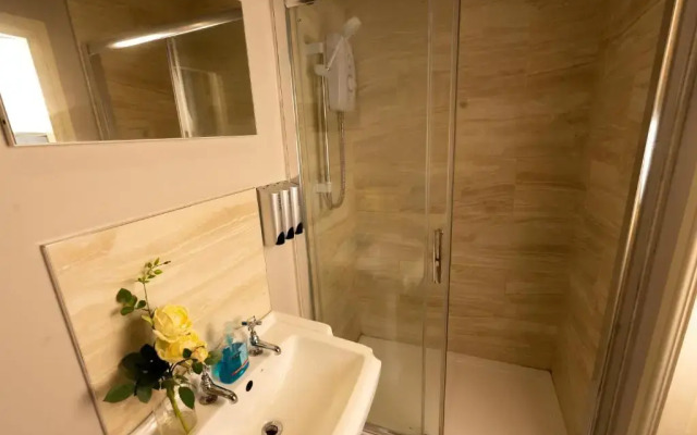 Luxury City Centre Getaway - Prime Location Sleeps 7!