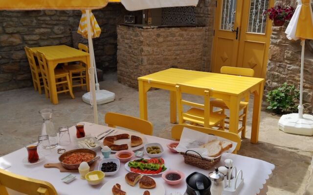Sari Keçi̇ Taş Otel