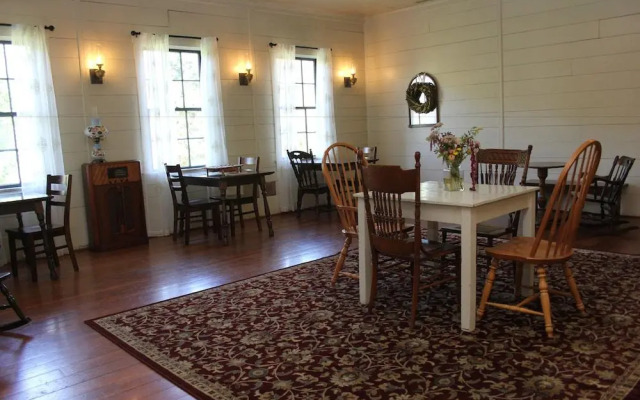 Wolf Creek Inn & Tavern