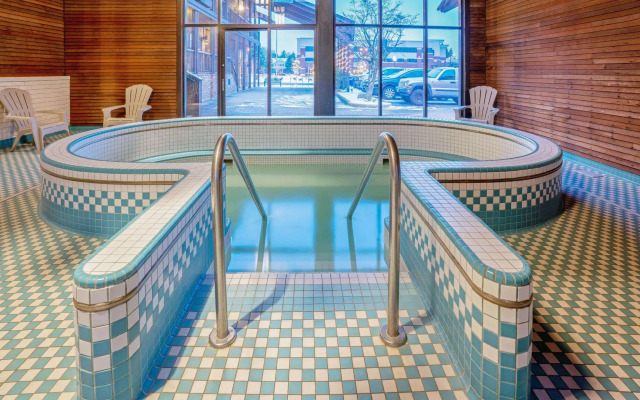 Cedar Street Hotel and Suites