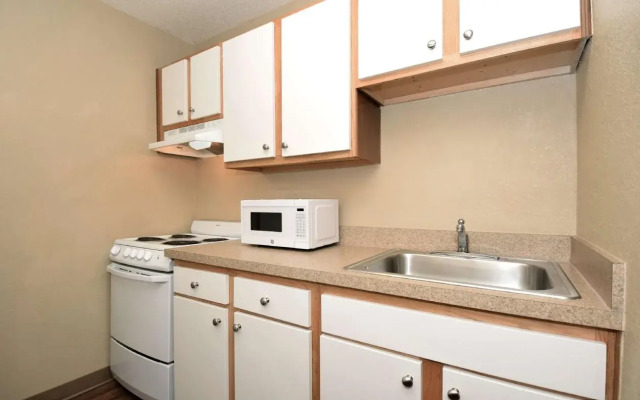 HomeTowne Studios & Suites by Red Roof Greensboro