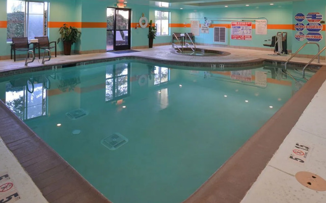 Holiday Inn Express & Suites Lathrop