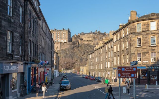 Lovely Apartment Beneath Edinburgh Castle