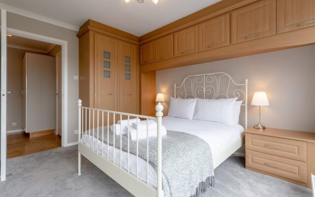 Bright, Modern One-bed With Stunning View of Thames