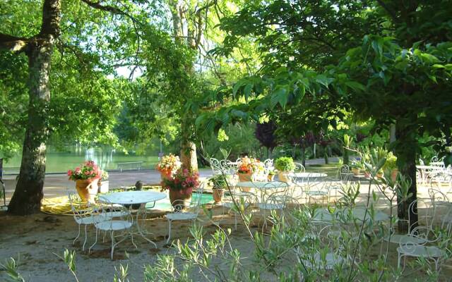 Logis Hostellerie de lAuberge de LÉtang Bleu