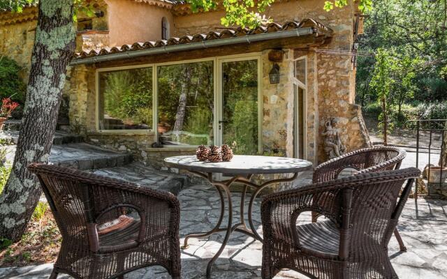 18Th Century Cosy Middle House In Barjols