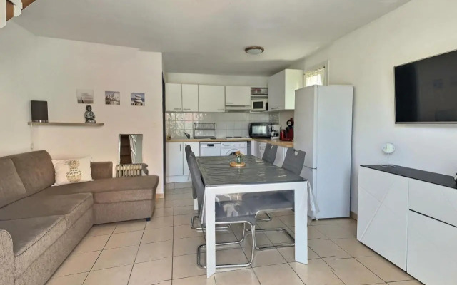 Agréable pavillon avec grande terrasse pour 6 personnes