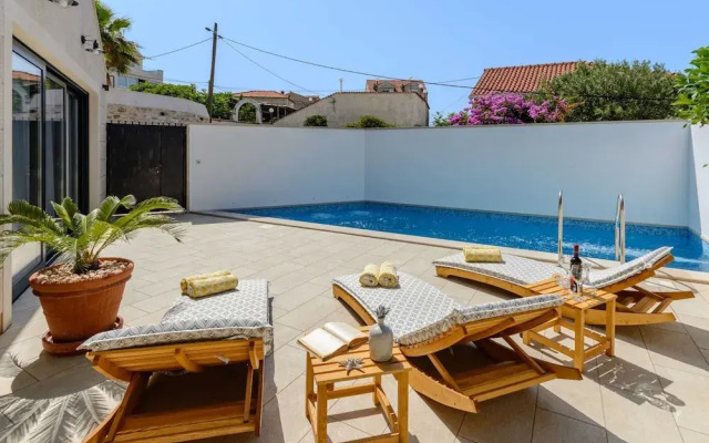 Villa Stone Pearl - Two Bedroom Holiday House With Pool