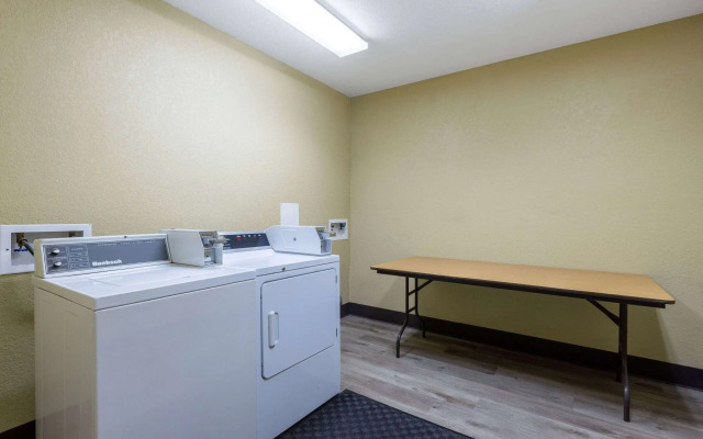 Super 8 by Wyndham Nixa/Springfield Area