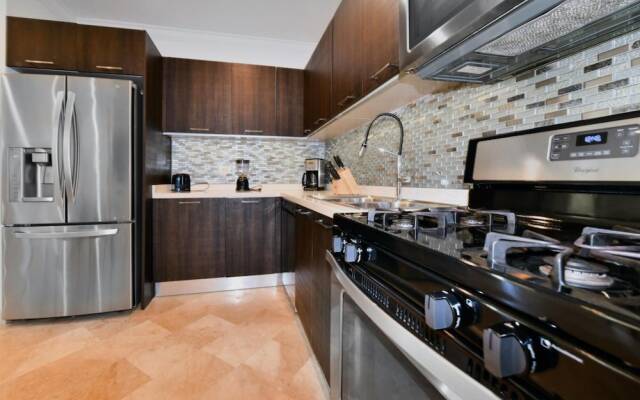 Amazing 1BR 2BA Condo Great Location w Pool GYM