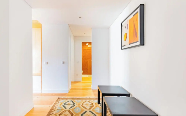 Oeiras Spacious and Coastal Flat