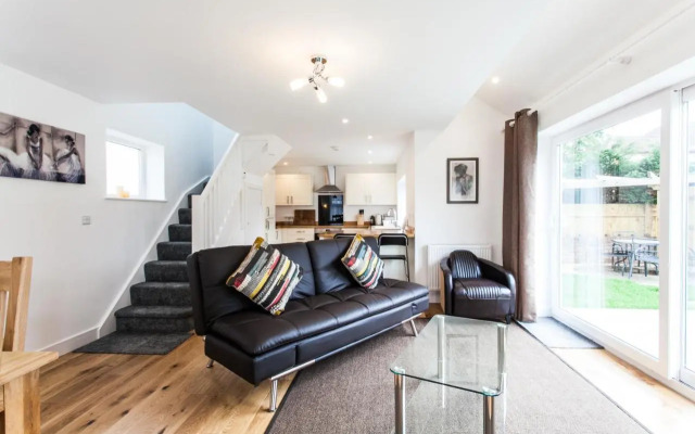 Superb Detached Coach House in Peaceful Location!