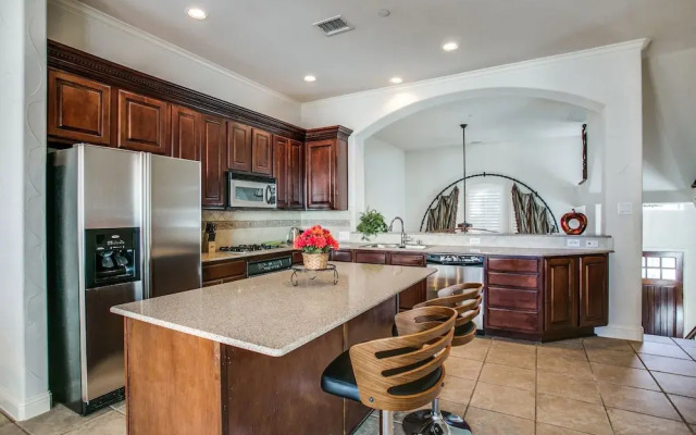 Beautifully furnished TownHome at shops