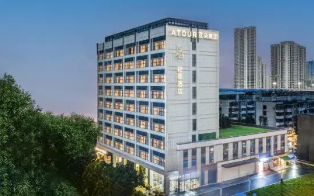 Wuhan HanKou Station South Square Light Residence Hotel