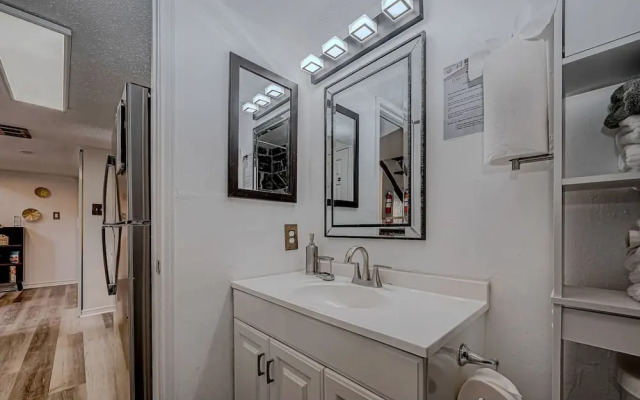 Upscale 1BR Condo in Med Center