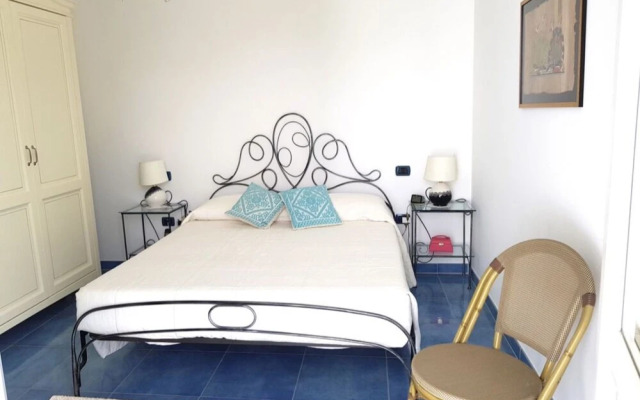 Oltremare apartment with large veranda for 6 people