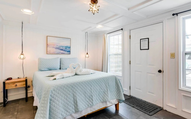 Block to Ocean: 'beachside Bungalow' in Galveston!