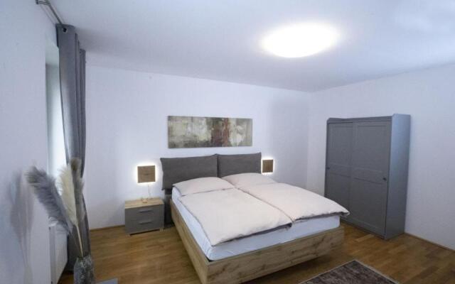 Next to City Center and Central Station, Apt. 10