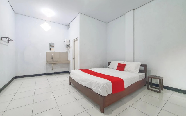 RedDoorz Syariah near Universitas Muhammadiyah Cirebon – Guest Rooms – Sumber