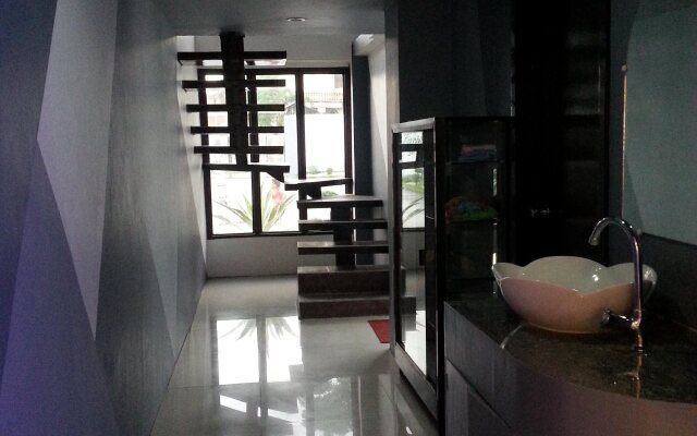 Dolyn Suites