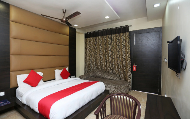 OYO 27864 Hotel Samrat