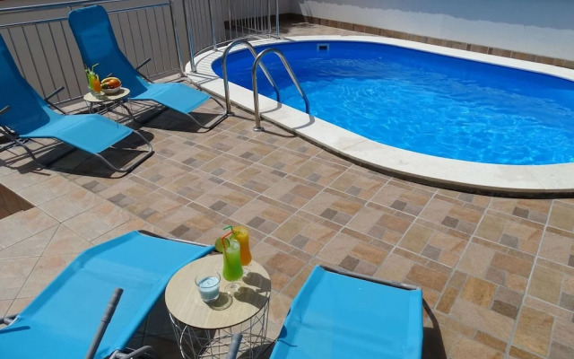 Lovely Apartment with Covered Terrace & Hot Tub