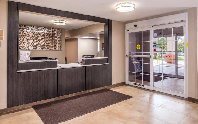 Candlewood Suites Topeka Hotel