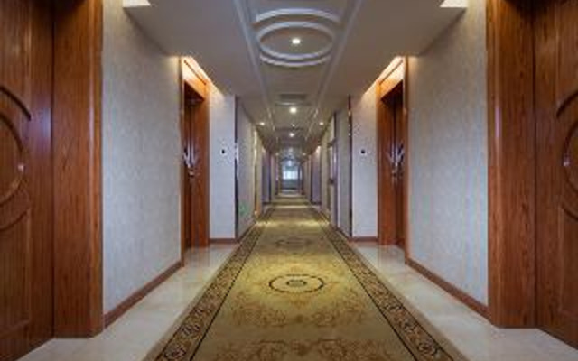 Vienna International Hotel (Shenzhen Caopu Baigelong Metro Station)