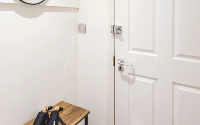 2 Bed Apartment Right on Trafalgar Square