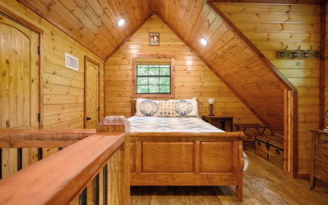 Squatch Watch Lodge 1 Bedroom Cabin