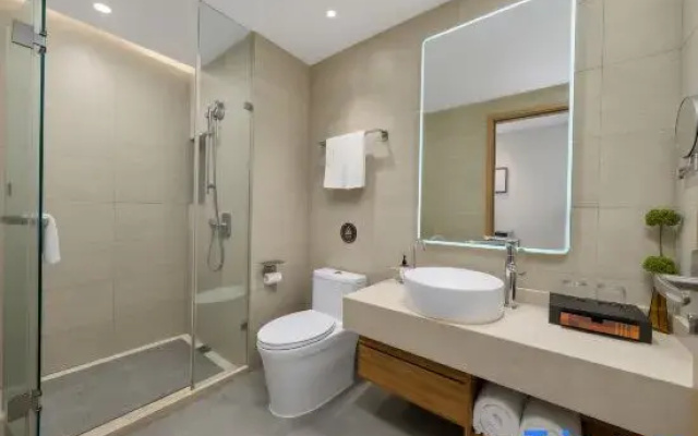 Homeinn Plus Hotel (Haikou Longhu Tianjie East Railway Station)