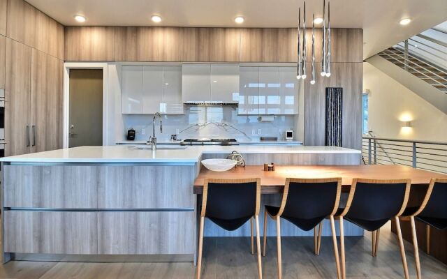 Huge & Newly Constructed 5br/5ba -private Hot Tub! 5 Bedroom Condo by RedAwning