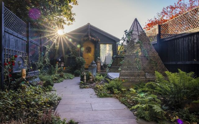 Romantic Lodge on Edge of Nature Reserve