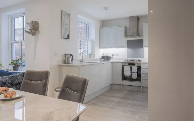 Stunning 2 BD with Patio & Free Parking