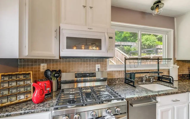 Pet-friendly Arlington Townhome w/ Furnished Patio
