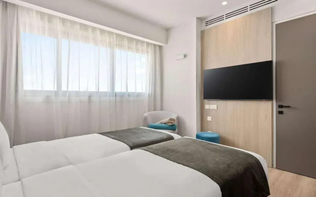 Mercure Larnaca Finikoudes Beach