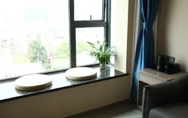 Jinfengyuan Hotel (Shenzhen Dayun Center Ailian Metro Station Branch)