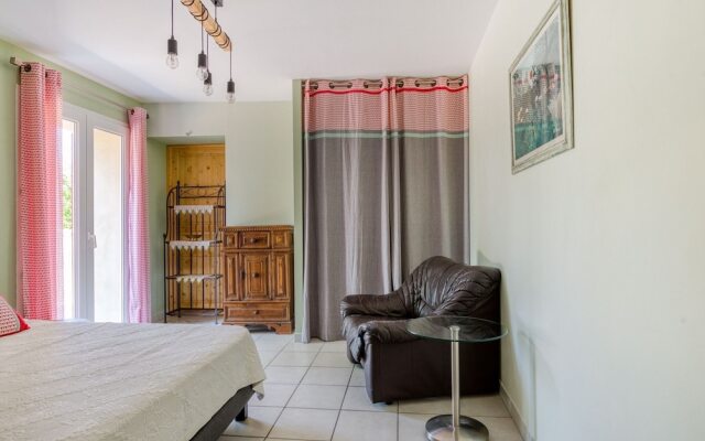 Cosy Holiday Home in Provence With Swimming Pool