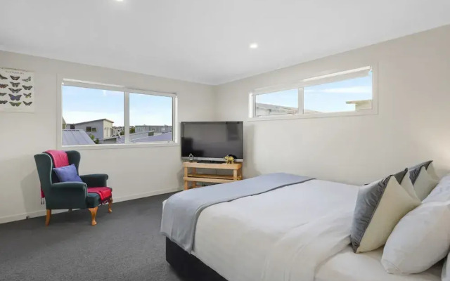 Modern 3BR Family House - Yard & Big TV