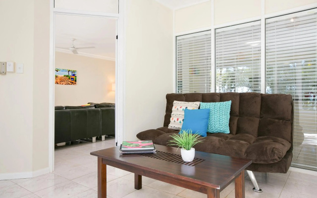 The Beach House 3BR Waterfront Apartment, Own WIFI