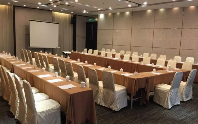 Отель Radisson Red Shanghai Wujiaochang