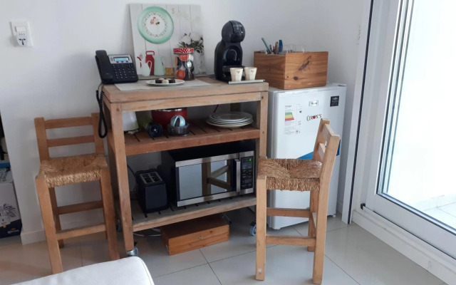 Estudio con parrillero y vista al mar